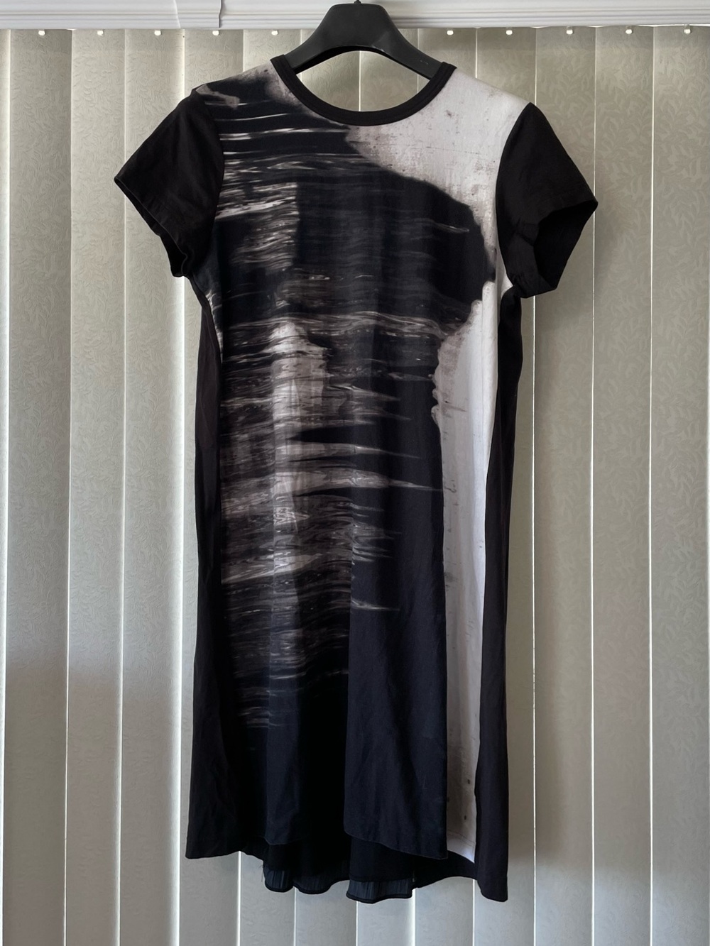 Simply Vera Black and White Midi Dress with pleated detail in the back- Size L